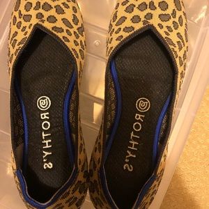 Rothys round toe spotted flats!